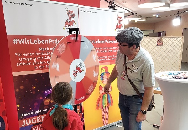 “Bunt im Herzen – klar im Kopf“: Suchtprävention meets Fastnacht in Franken