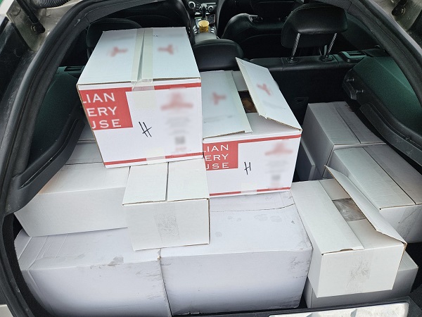 Ein Kofferraum voller ungekühlter Pizzen; Schweinfurter Zoll stoppt „Lebensmittel-Kurier“ auf der Autobahn