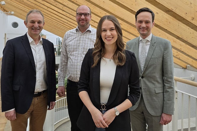 Landrat und Bürgermeister unterstützen Angelina Seiler, denn die 21-Jährige aus Stammheim möchte 68. Fränkische Weinkönigin werden