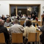 Volles Haus, großartige Stimmung und eine alte Kirchenliedtafel als Hinkucker beim Wirtshaussingen im Pfarrheim