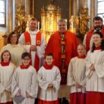 Domkapitular Bieber segnet Wohngruppe für junge Menschen im Pfarrhaus in Unterdürrbach