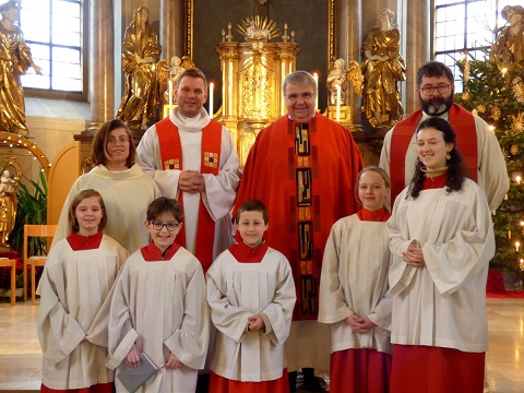 Domkapitular Bieber segnet Wohngruppe für junge Menschen im Pfarrhaus in Unterdürrbach