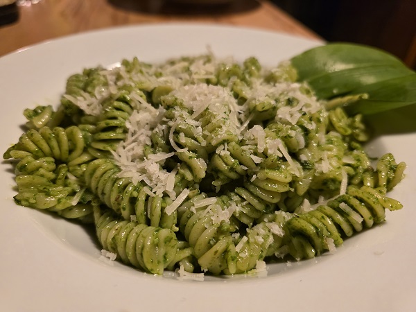 Koch´s mal ein und genieß´ es das ganze Jahr: Der Vorrat an Bärlauchpesto ist wieder aufgefüllt