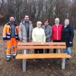Spende des Rot-Kreuz-Ladens: Neue Sitzbänke für Gochsheim und Weyer laden zum Verweilen ein