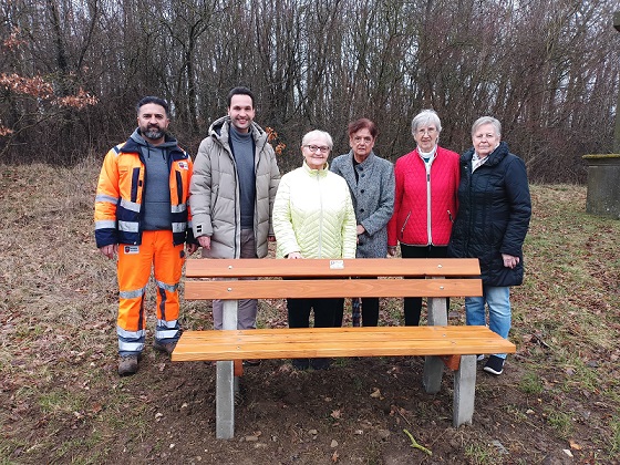 Spende des Rot-Kreuz-Ladens: Neue Sitzbänke für Gochsheim und Weyer laden zum Verweilen ein
