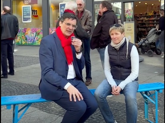 Infostände, Schweinfurt-Bank und Haustürbesuche: Oberbürgermeister-Kandidat Ralf Hofmann und sein Team bleiben im Gespräch mit den BürgerInnen