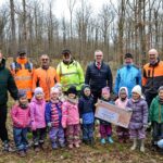 Ein Baum für jedes neue Girokonto: Sparkasse finanziert Setzlinge für den Kronunger Wald