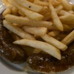 Essen wie Gott in Franken: Bratwürste mit Pommes Frites und einem Beilagensalat
