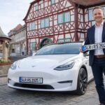 Der neue Bürgermeister René Schäd präsentiert stolz Stadtlauringens neues Autokennzeichen „SLR“