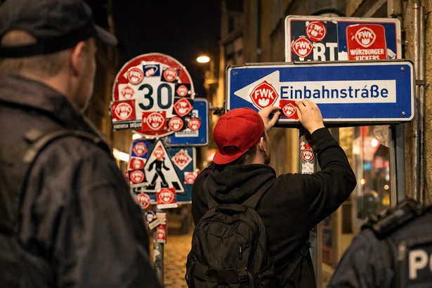 Weil er mehrere Aufkleber an Straßenschilder angebracht hat: Zivile Streife nimmt 23-Jährigen auf frischer Tat fest