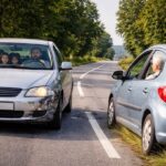 Ablenkung im Straßenverkehr: Autofahrerin verhindert schweren Unfall, Verantwortlicher ohne Führerschein – und mehrere Kinder waren nicht angeschnallt