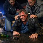 Alkoholisierter Mann stürzt mehrfach auf Supermarktparkplatz: Polizei sucht Zeugen nach möglicher Trunkenheitsfahrt