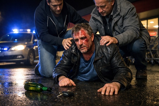 Alkoholisierter Mann stürzt mehrfach auf Supermarktparkplatz: Polizei sucht Zeugen nach möglicher Trunkenheitsfahrt