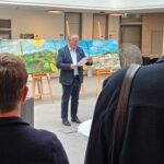 „Unter unserer Sonne – Die Rhön im Wandel“: Ausstellung im Landratsamt setzt sich künstlerisch mit dem Klimawandel in der Region auseinander