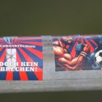 Sticker auf Laternen und Schilder geklebt: 16- und 24-Jähriger flüchten vor Streife und werden gestellt