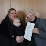 Zweite Bürgermeisterin Sorya Lippert überreicht Patengeschenk des Bundespräsidenten an Levi Dingis