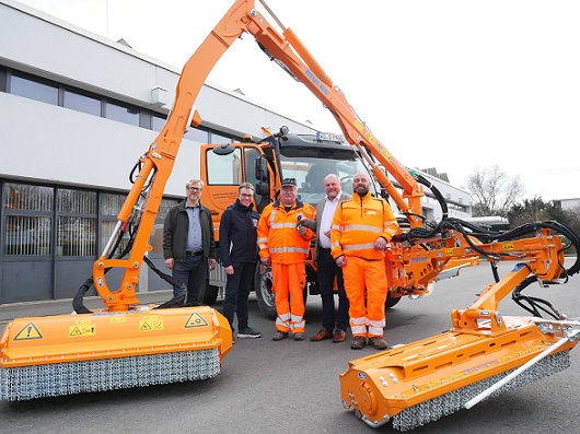 Allzeit einsatzbereit für Winterdienst, Mäharbeiten und Straßenreinigung: Neues Fahrzeug für den Landkreis Würzburg