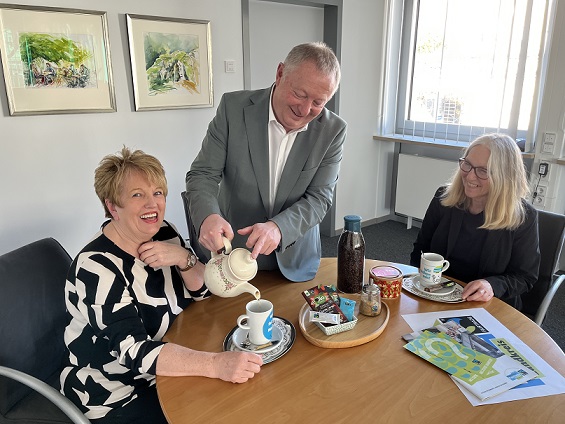 Ein ziemlich guter Deal: Ab sofort darf sich der Landkreis „Fairtrade-Landkreis Bad Kissingen“ nennen