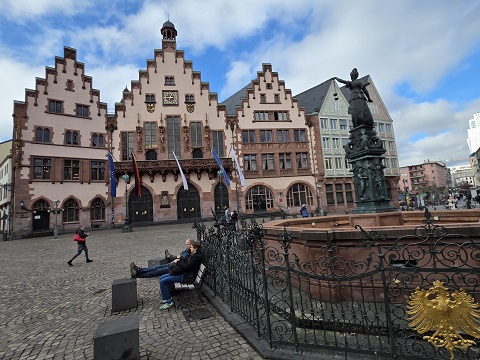 Fahr mal hin und schau´s mal an: Wenn die Landeier vor der Frankfurter Skyline staunen…