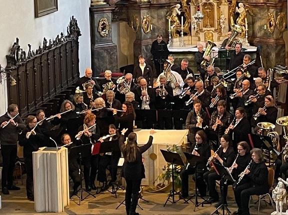 „Musik schafft Freu(n)de“: Gelungenes Gemeinschaftskonzert des EBK und der Stadtkapelle Volkach