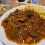Essen wie Gott im ungarischen Franken: Gulasch mit Nudeln in der Gastwirtschaft Weiße Ross in Schnackenwerth