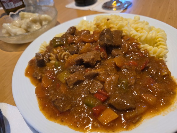 Essen wie Gott im ungarischen Franken: Gulasch mit Nudeln in der Gastwirtschaft Weiße Ross in Schnackenwerth