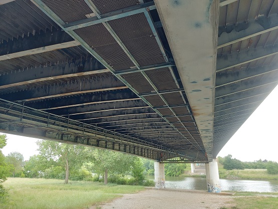 73-Jährige war auf der Hahnenhügelbrücke entgegen der Fahrtrichtung unterwegs: Polizei ermittelt und sucht mögliche Geschädigte