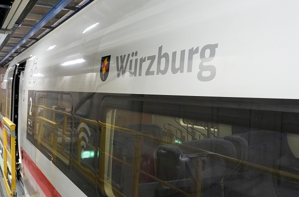 Mit Schriftzug und Stadtwappen: Moderner ICE 4 trägt den Namen „Würzburg“ und verbindet Metropolen