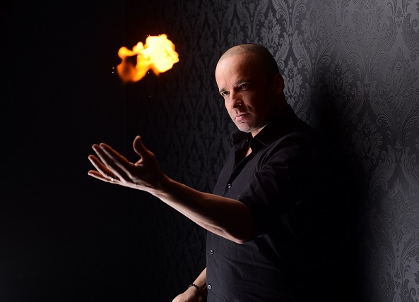 Magie trifft auf Hypnose, Experimente auf Interaktivität: Imad Magician kommt nach Lohr!