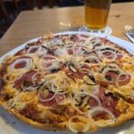 Fahr mal hin und kehr mal ein: Die Pizza Zwiebeln mit Salami statt Schinken – und die vegetarische mit Zwiebeln extra