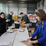 Prominente Unterstützung: Die Fränkische Weinkönigin hilft beim Katholikentags-Versand mit