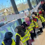 Farbenfrohe Wiedereröffnung: Vorschulkinder der Kita Mariä Himmelfahrt verschönern Lidl-Filiale in Bad Neustadt