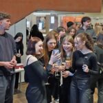 Medienkonzept im Mantel eines Kriminalfalls: Die etwas andere Präsentation eines THWS-Semesterabschlusses des Studiengangs Medienmanagement