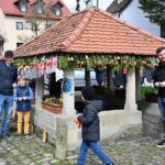 Gemeindebrunnen wurden zu Osterbrunnen: Auch Gochsheim und Weyer präsentieren sich jetzt österlich