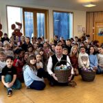 Grundschulkinder bemalen 500 Ostereier für den Grafenrheinfelder Osterbrunnen