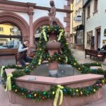 216 Eier sowie eine rund 16 Meter lange Girlande: Märchenbrunnen als Osterbrunnen in der Lohrer Innenstadt festlich geschmückt