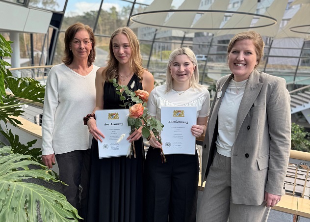 Erfolgreicher Abschluss am RHÖN-KLINIKUM Campus Bad Neustadt: 12 Pflegefachkräfte starten ins Berufsleben, zwei Staatspreisträgerinnen ausgezeichnet