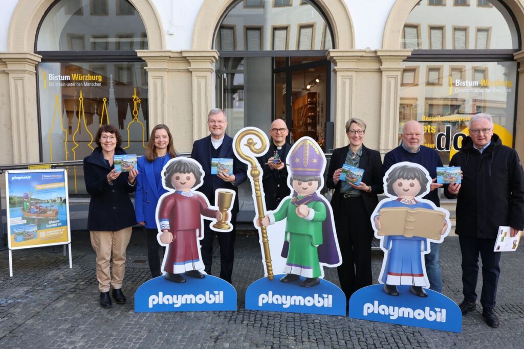 Drei Glaubenszeugen in einem Boot: Die Frankenapostel Kilian, Kolonat und Totnan wurden als Playmobil-Set vorgestellt