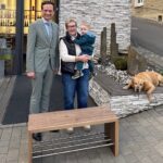 Ehrenpreis für die Winzerfamilie Geßner: Eine Sitzbank aus Nussbaumholz wurde von der Lebenshilfe Schweinfurt angefertigt