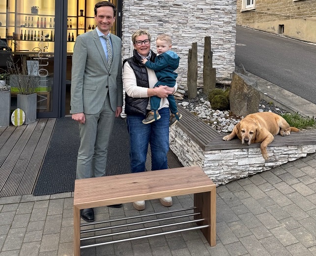 Ehrenpreis für die Winzerfamilie Geßner: Eine Sitzbank aus Nussbaumholz wurde von der Lebenshilfe Schweinfurt angefertigt