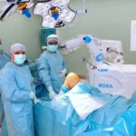 Chirurgische Expertise trifft digitale Echtzeit-Präzision: Erste roboterassistierte Knie-OP am St. Josef erfolgreich durchgeführt