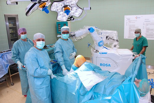 Chirurgische Expertise trifft digitale Echtzeit-Präzision: Erste roboterassistierte Knie-OP am St. Josef erfolgreich durchgeführt
