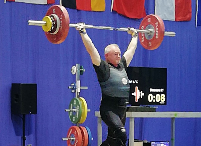 Bei der Deutschen Masters Meisterschaft 2026 in Riesa holt sich Gewichtheber Thomas Walz den Titel