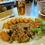 Sterneküche auf dem Land: Rinderfiletspitzen und Schweinefilet in Dunkelbier-Zwiebelsoße
