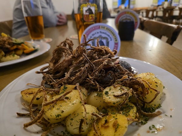 Essen wie Gott in Franken: Leber und Gemüse mit angebratenen Kartoffeln, dazu ganz viele Röstzwiebeln