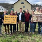 Schilder offiziell an die Dorfgemeinschaft übergeben: Der Weltrekord-Kloß aus Wombach soll künftig auch am Ortseingang sichtbar werden
