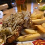 Essen wie Gott in Franken: Einfach einmal nur Pommes Frites mit Salat – und auch mal ohne Zwiebelschnitzel