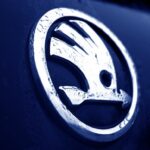 Unbekannte entwenden ein Kennzeichen und begehen dann mit einem blauen Skoda Roomster einen Tankbetrug