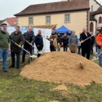 Symbolischer Spatenstich zur Dorferneuerung in Eichfeld, die Ende 2026 fertiggestellt sein soll und über 2 Mio. Euro kostet