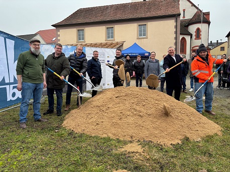 Symbolischer Spatenstich zur Dorferneuerung in Eichfeld, die Ende 2026 fertiggestellt sein soll und über 2 Mio. Euro kostet